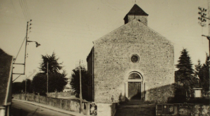 Chalmoux. L'église et le monument aux morts.