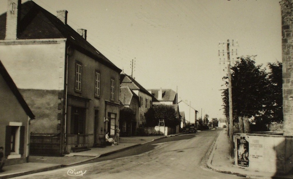 Chalmoux. Route de Bourbon-Gueugnon.